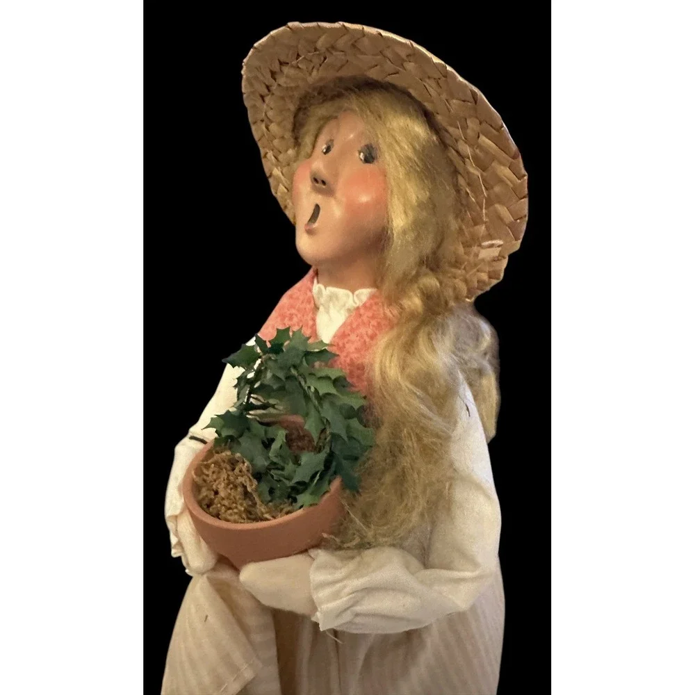 Byers Choice‎ Colonial Williamsburg Christmas Woman w/ Holly Topiary In Clay Pot